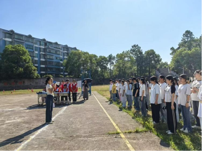 携手同行筑新篇 青春聚力启征程——经贸旅游学院开展2025级新生素质拓展绑腿比赛