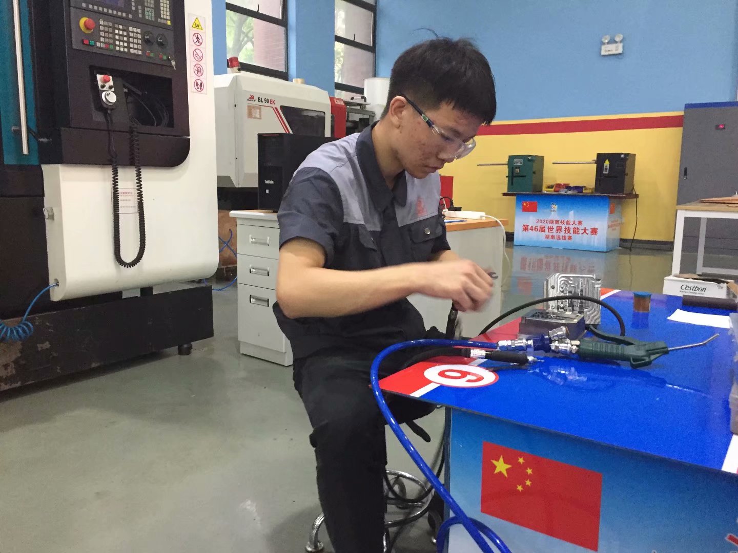 我院选手在第46届世赛塑料模具工程项目湖南选拔赛中再创佳绩