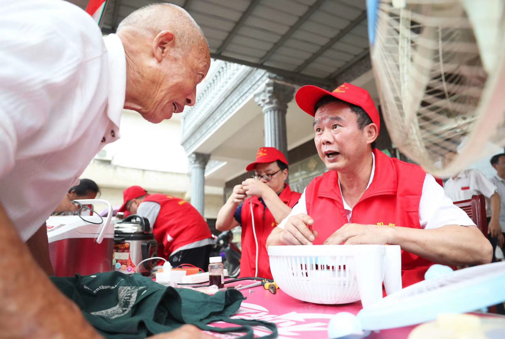 人民网报道我院技能扶贫下乡服务活动