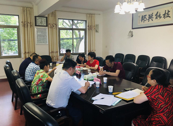 学院党委调研离退休党支部党建工作