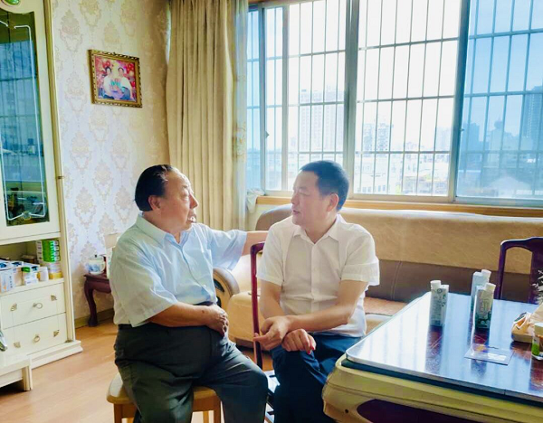 学院领导“七一”走访慰问老党员