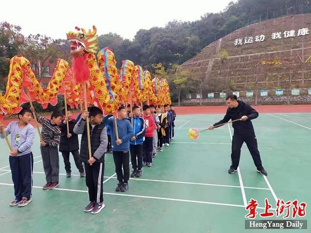 舞龙、剪纸、插花......衡阳技师学院结对金月完小艺术体育社团开课啦