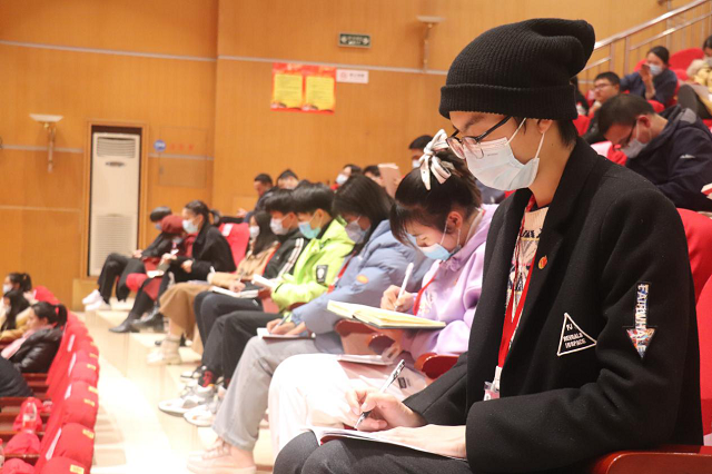 衡阳技师学院师生代表参加学习贯彻党的十九届五中全会精神省委宣讲团报告会