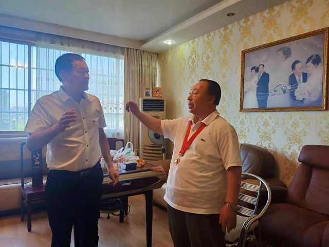 学院党委班子成员走访慰问老党员和困难党员 