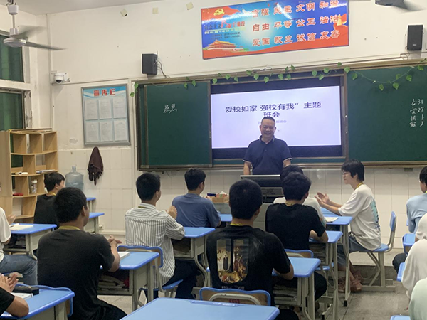 院长廖与飞亲切参加班级主题班会