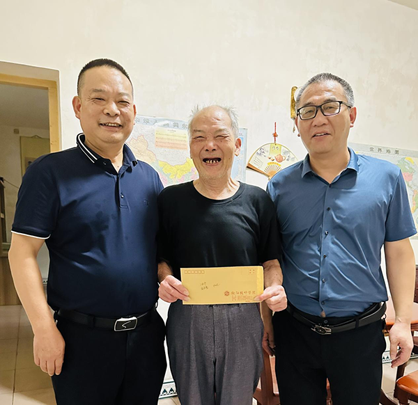 学院领导带队开展“七一”走访慰问