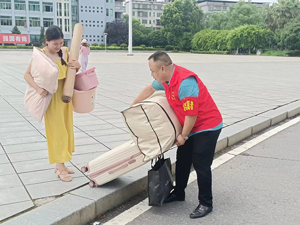 志愿服务践初心，爱心护航回家路 ——学院机关第五党支部开展党员志愿服务活动