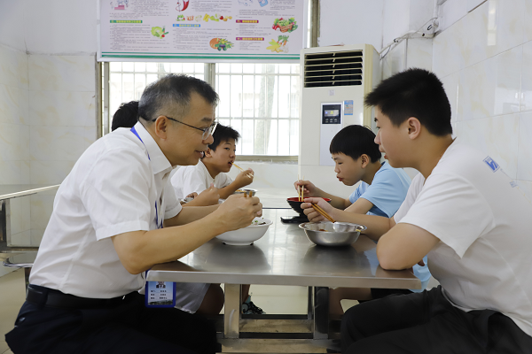 衡阳技师学院：陪餐暖学子，共话民族情