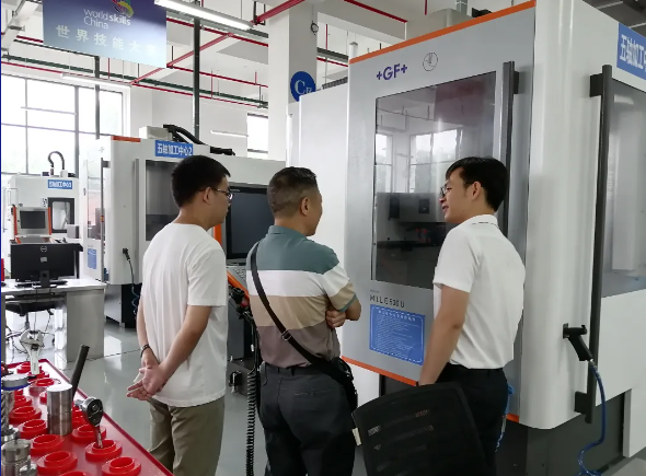 【以技赋能 以匠育人②】数控砺匠心，精技育匠才——记衡阳技师学院陈君数控加工技能大师工作室