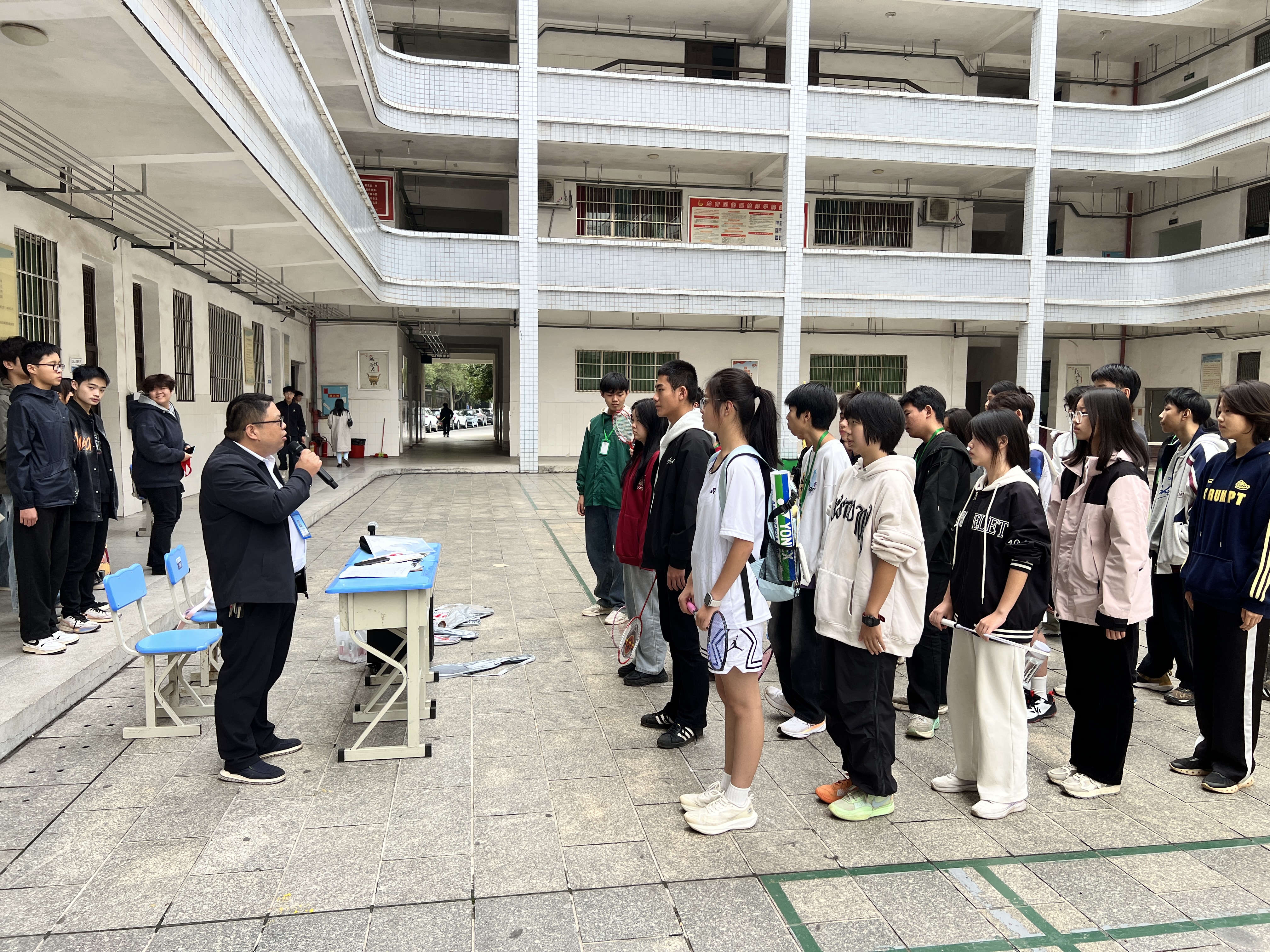 我院举办“‘羽’动青春 ，共筑团结”羽毛球比赛