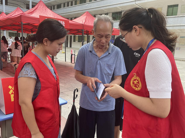 党员先锋助迎新，志愿服务践初心